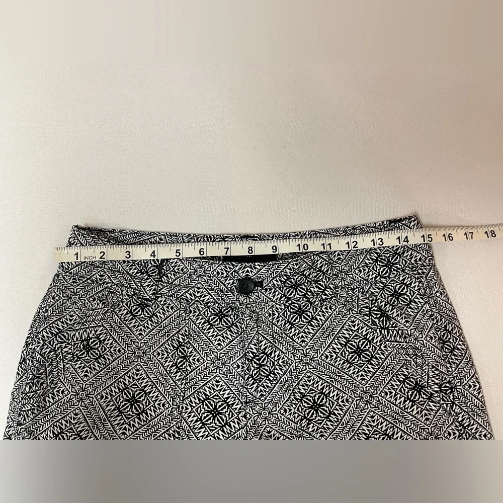 2/$20 - Stylish Black and White Banana Republic Boho Aztec Patterned Shorts - S - Picture 6 of 10